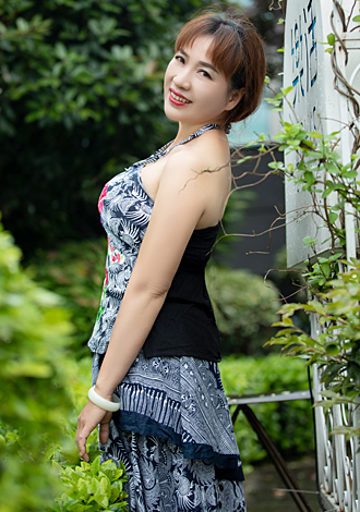 Hundreds of gorgeous pictures: free attractive Asian member Qiuju